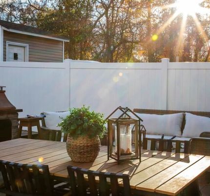 Wit vinyl hek voor achtertuin en tuin privacy behoeften
