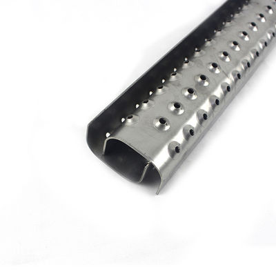 Gegalvaniseerde, geperforeerde veiligheidsschaal met een ronde, antidraaiende metalen loopvlak