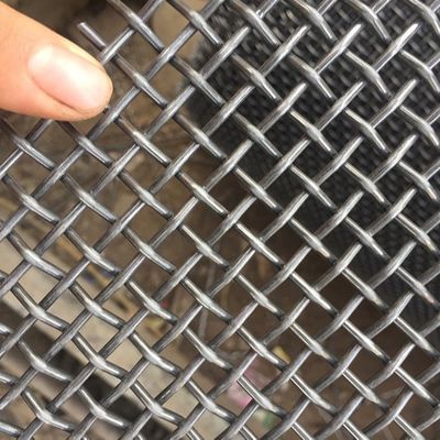 Steenbreker met trillend gekrimpd draadnet voor het screenen van steengroeven