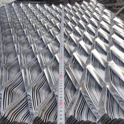 Diamond Hole uitgebreid gegalvaniseerd staalmateriaal gaas voor hekpoorten