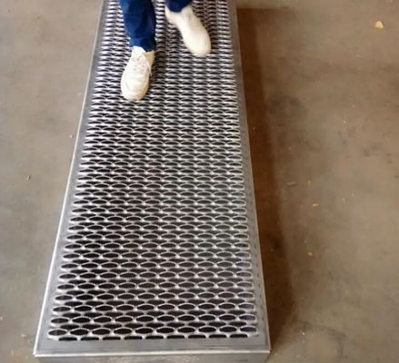 Anti-skid grip Strut veiligheid geperforeerde rooster metalen wandelpad panelen