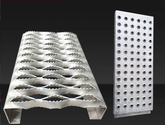 Gegalvaniseerde geperforeerde plaat metalen gaaspanelen voor veiligheidswandelpad