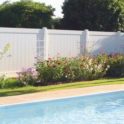 Wit vinyl hek voor achtertuin en tuin privacy behoeften