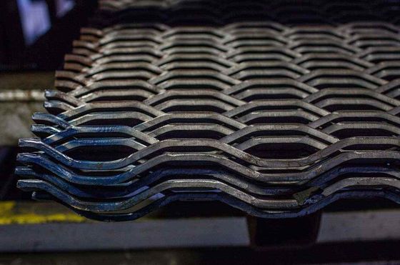 Warm gedompeld gegalvaniseerd zeshoekig gat uitgebreid metalen gaas voor catwalk gaas