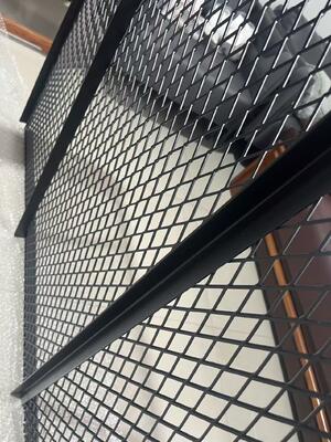 Robuuste metalen diamanten mesh raamput dekking ontworpen voor een hoge laadcapaciteit