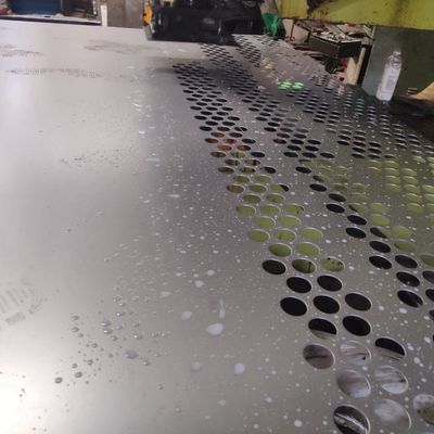 Decoratieve gevels met geperforeerd metalen gaas Aluminium aangepast gatontwerp