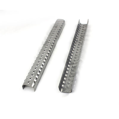 Gegalvaniseerde, geperforeerde veiligheidsschaal met een ronde, antidraaiende metalen loopvlak