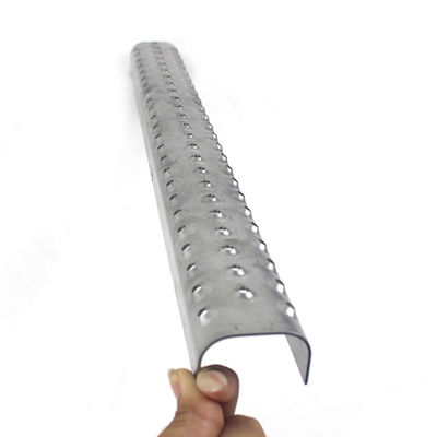 Gegalvaniseerde, geperforeerde veiligheidsschaal met een ronde, antidraaiende metalen loopvlak