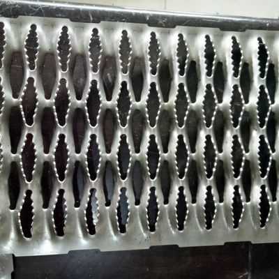 Gegalvaniseerde stalen antislip veiligheidsrooster diamantvormige loopbrug plank