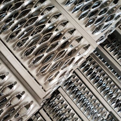 Gegalvaniseerde stalen antislip veiligheidsrooster diamantvormige loopbrug plank