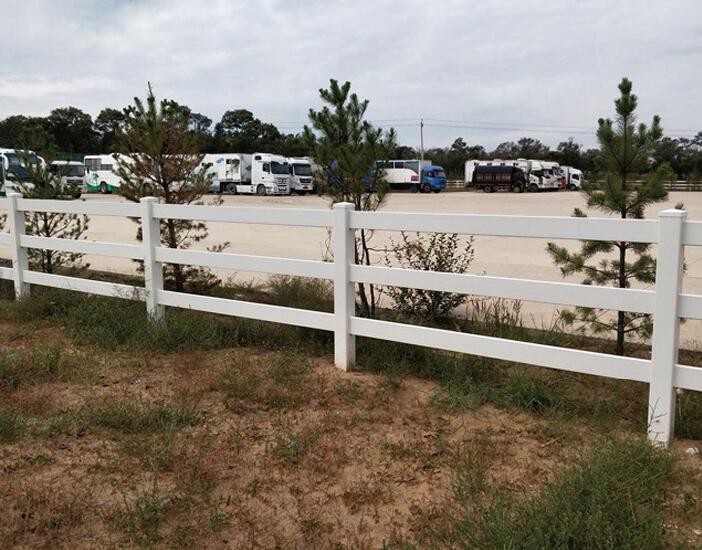 Witte 3rails PVC paarden hek Stabiel kunststof paarden veld hek
