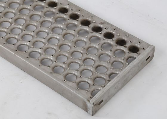 Het Staalgrating van de veiligheidsgang met 2 Neuzen om Gesloten Dak te zijn